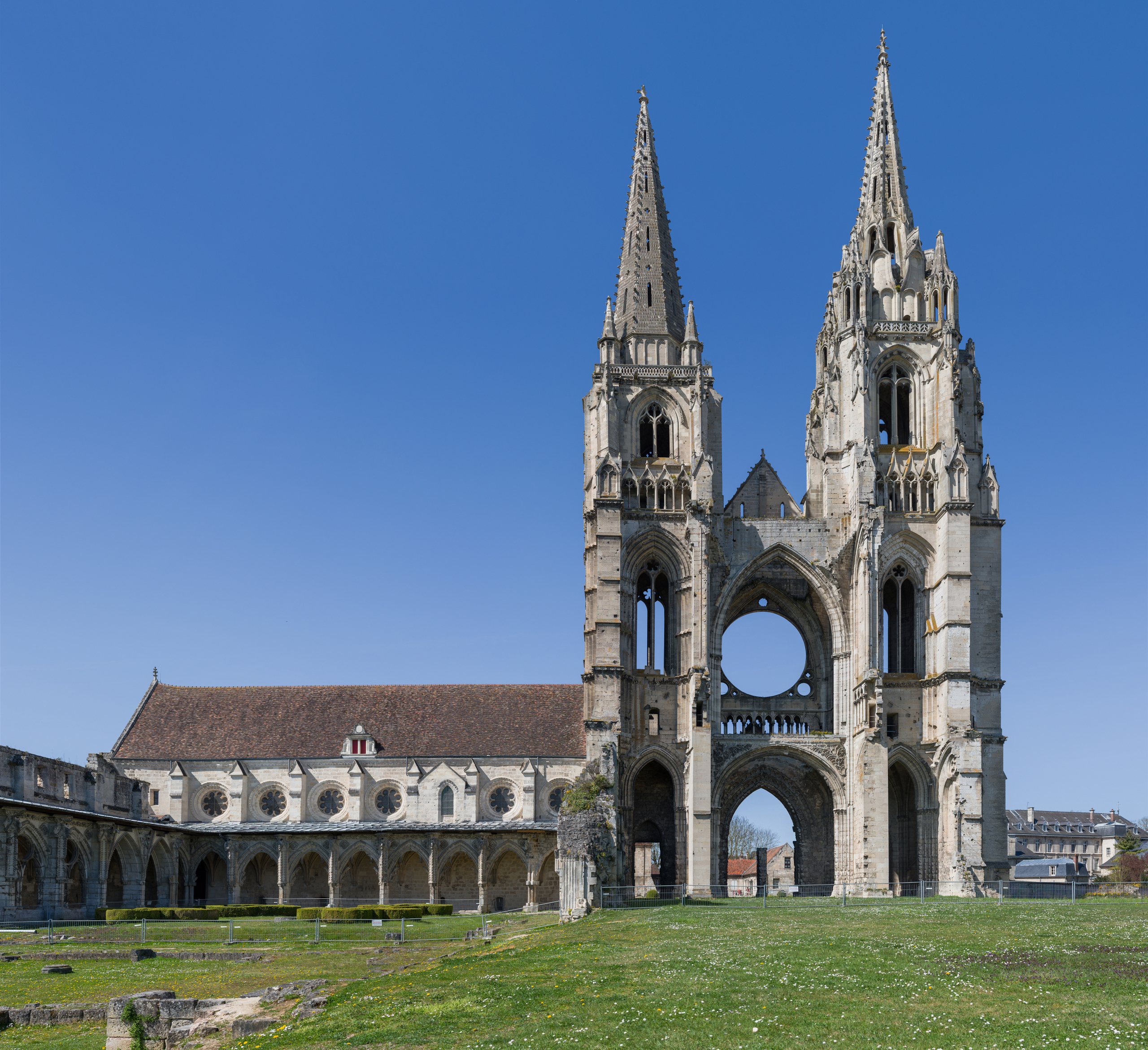 Abbaye Saint-Jean-des-Vignes à Soissons, monument historique avec ses deux flèches