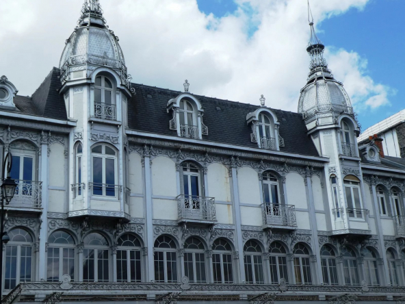 Magnifique immeuble pour investir dans l’immobilier à Soissons avec surfaces commerciales et appartements – Prix : 1 350 000 € – Immeuble locatif de 2 locaux commerciaux et 5 appartements.